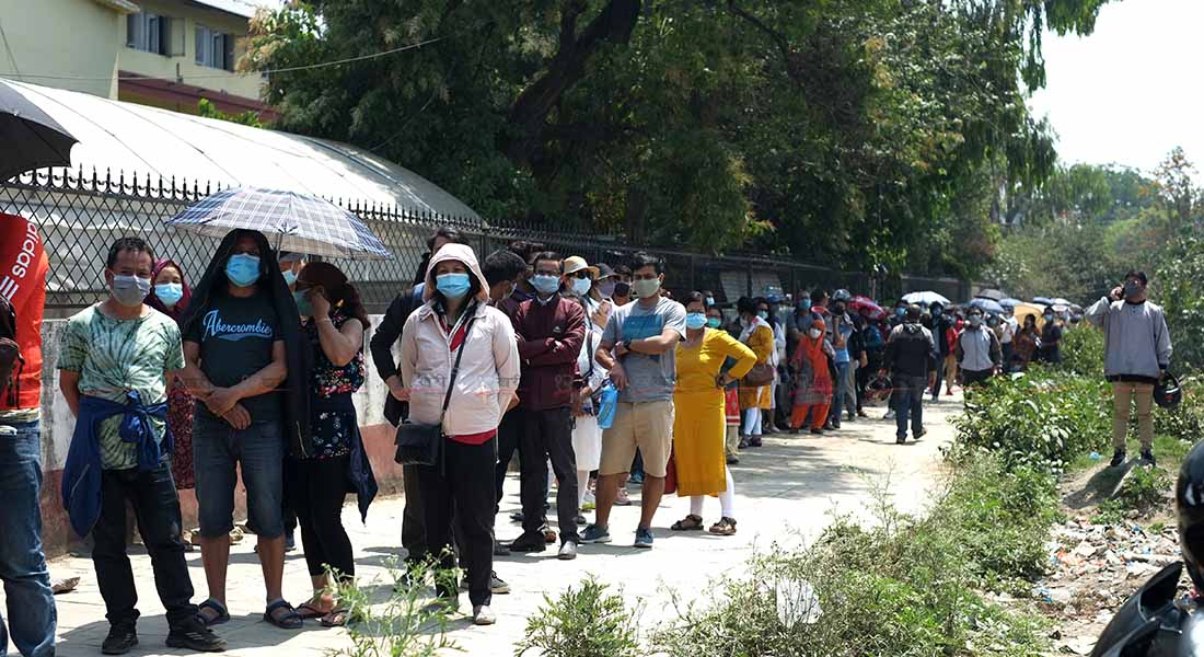 कोभिड–१९ विरुद्धको खोप लगाउन भीड (तस्बिरसहित)